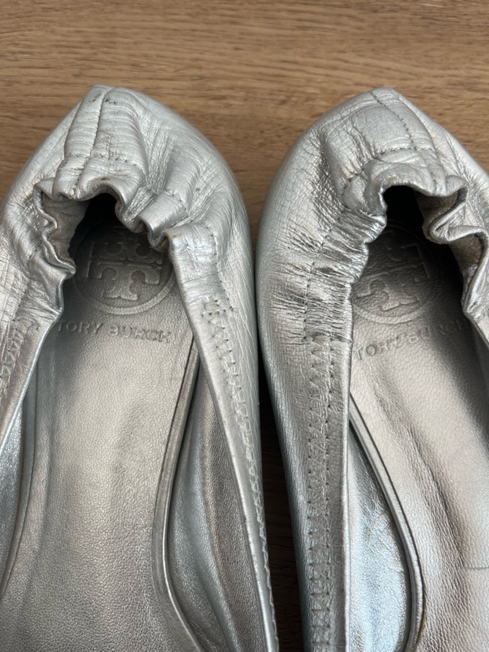 Tory Burch Reva Metallic Silver Leather Ballet Flats Logo Medallion Size 8.5 - Picture 5 of 11